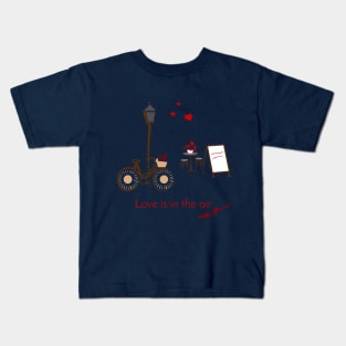 Love is in the air Kids T-Shirt